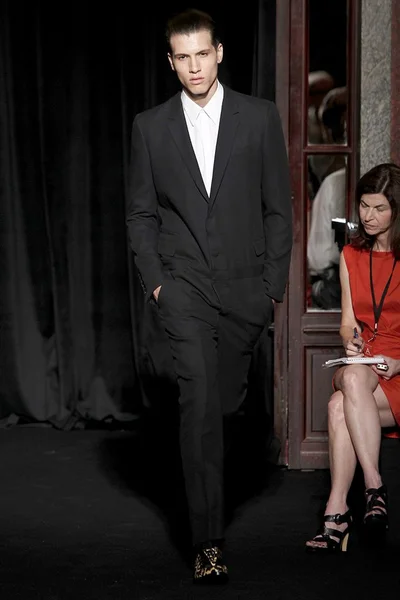 Look 16
